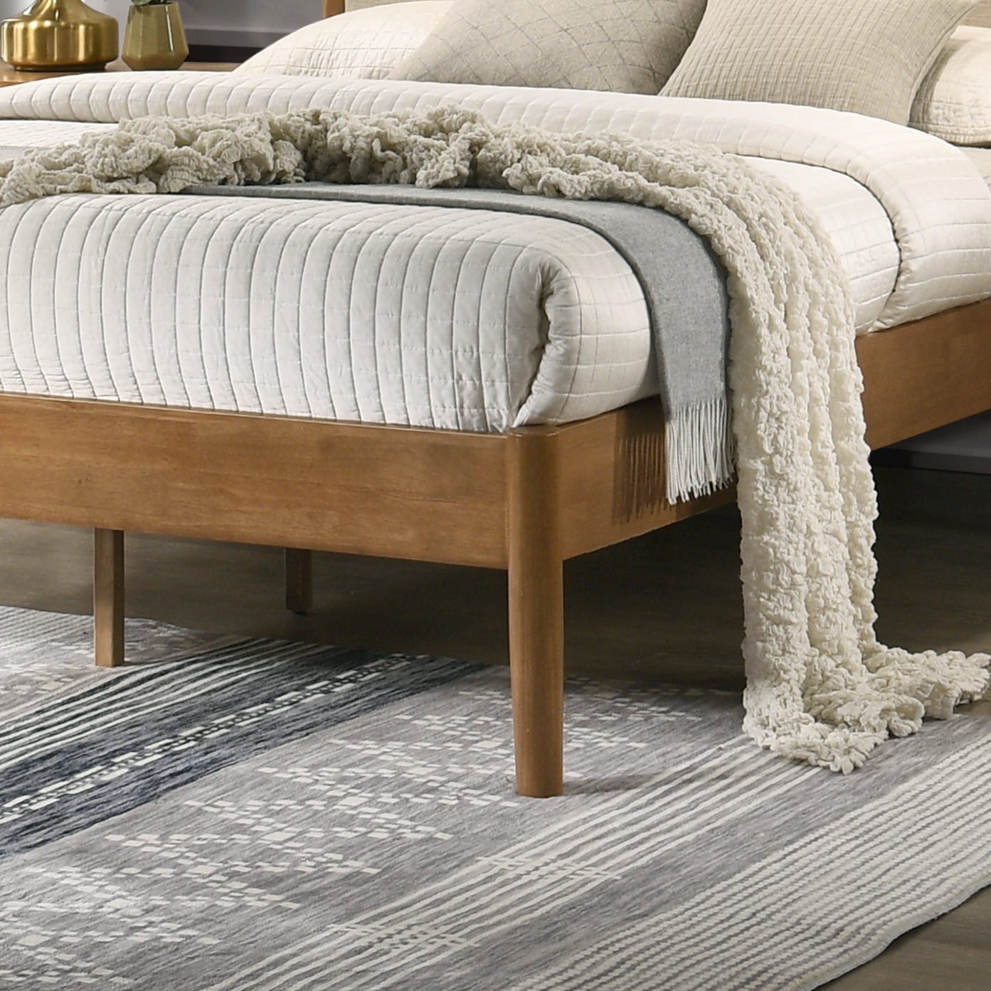 Roundhill Furniture Vichy 3-Piece Rubberwood Bedroom Set, Platform Bed with Two Nightstands,