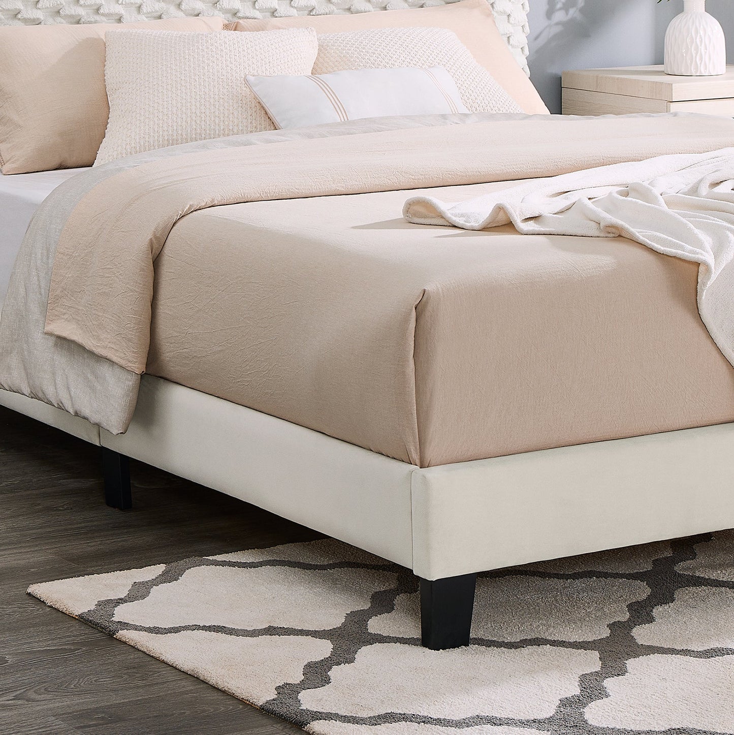 Roundhill Furniture Findlay Plush 3D Upholstered Platform Bed in White Dove