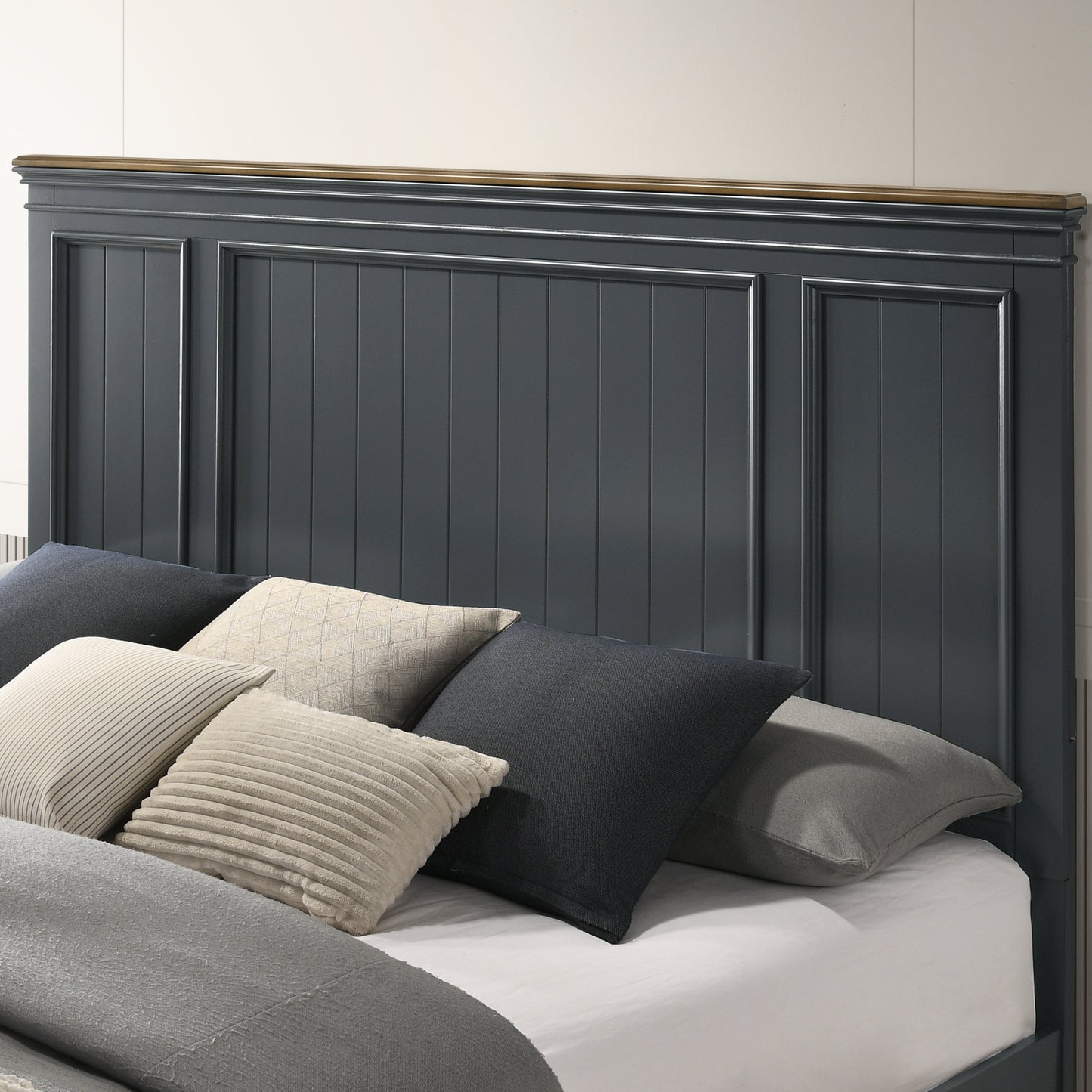 Roundhill Furniture Clelane Shiplap Wood Panel Bed