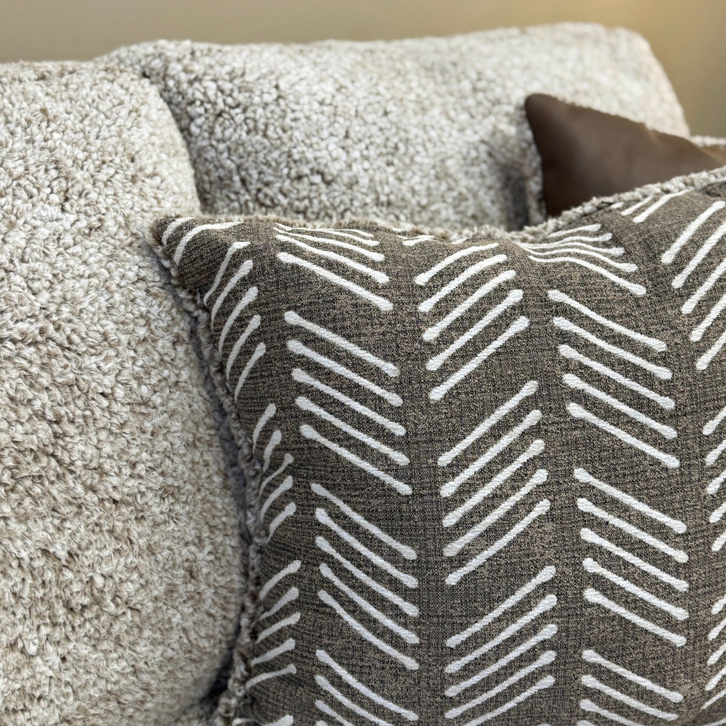 Roundhill Furniture Marvella Living Room Sofa with Chocolate Faux Leather Upholstery and Curly Shearling Cushions